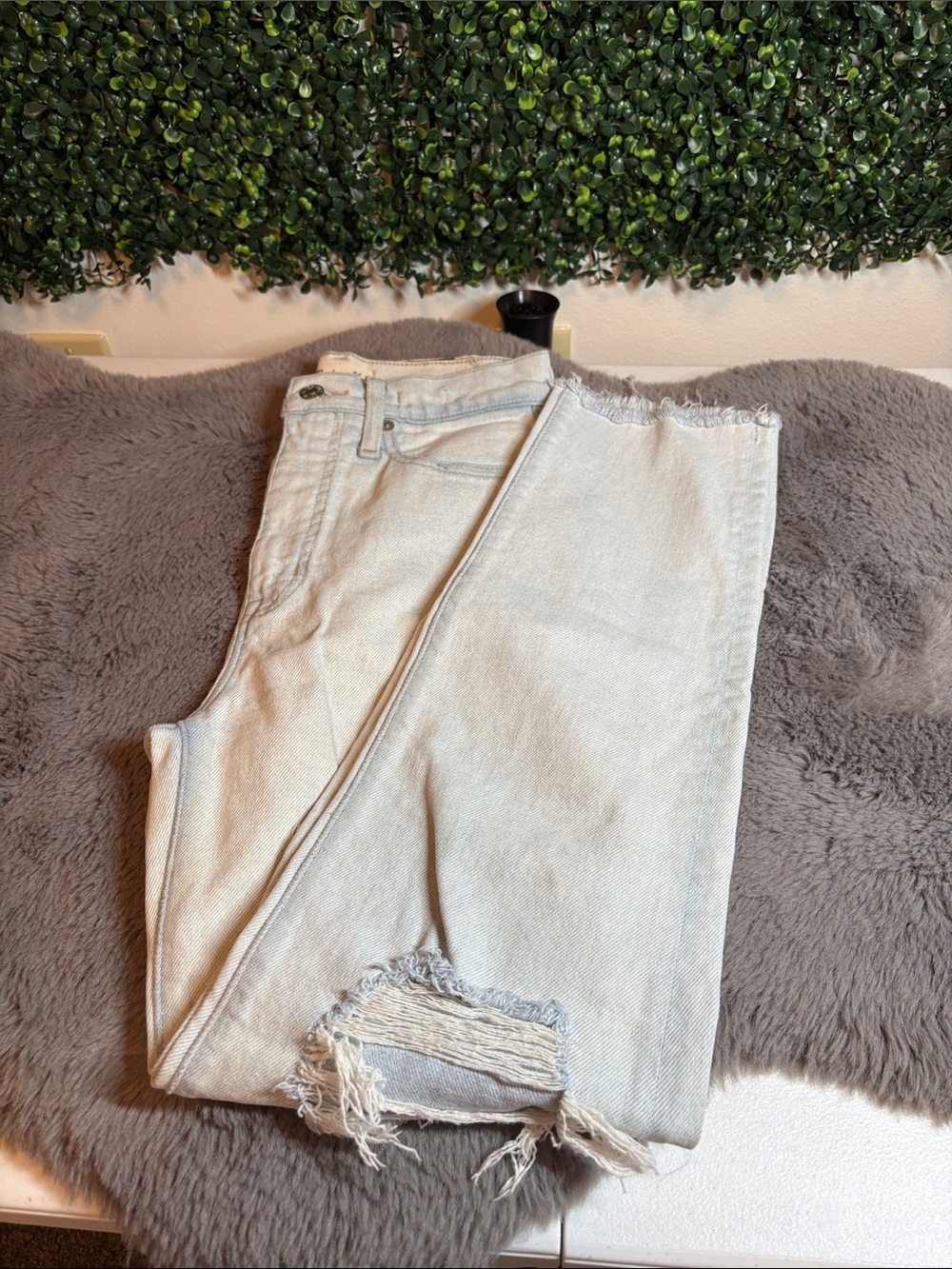 Madewell Light Wash Distressed Mom Jeans Size 24